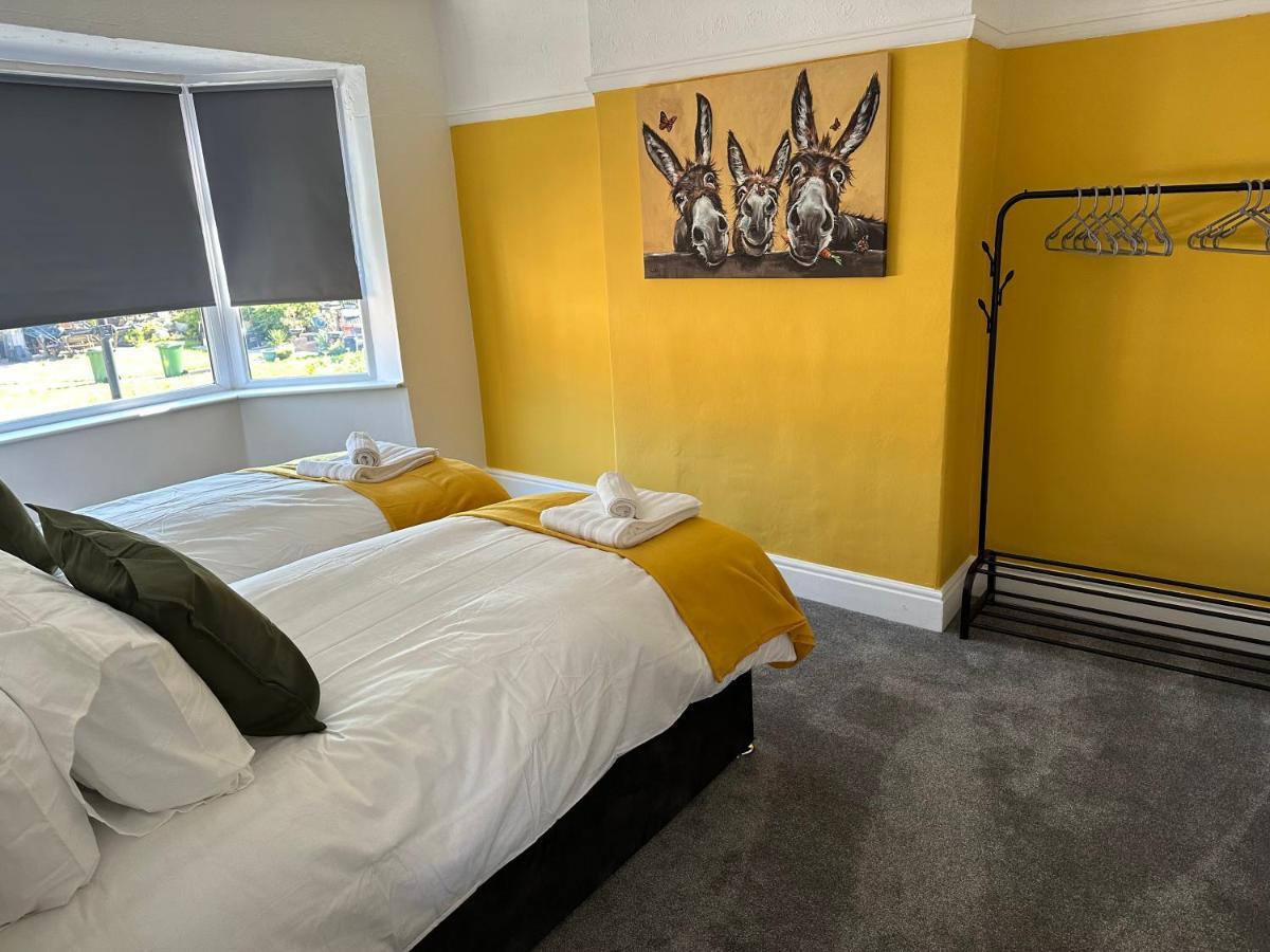 Special Rate For Bookings More Than 7 Nights, Warm Spacious Contractor House Near Liverpool City Centre Sleeps 8 Kitchen & Dining Room, Washing Machine Exterior foto