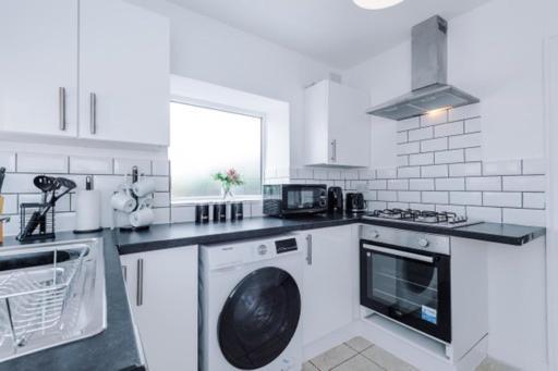 Special Rate For Bookings More Than 7 Nights, Warm Spacious Contractor House Near Liverpool City Centre Sleeps 8 Kitchen & Dining Room, Washing Machine Exterior foto