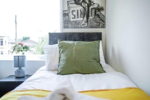 Special Rate For Bookings More Than 7 Nights, Warm Spacious Contractor House Near Liverpool City Centre Sleeps 8 Kitchen & Dining Room, Washing Machine Exterior foto
